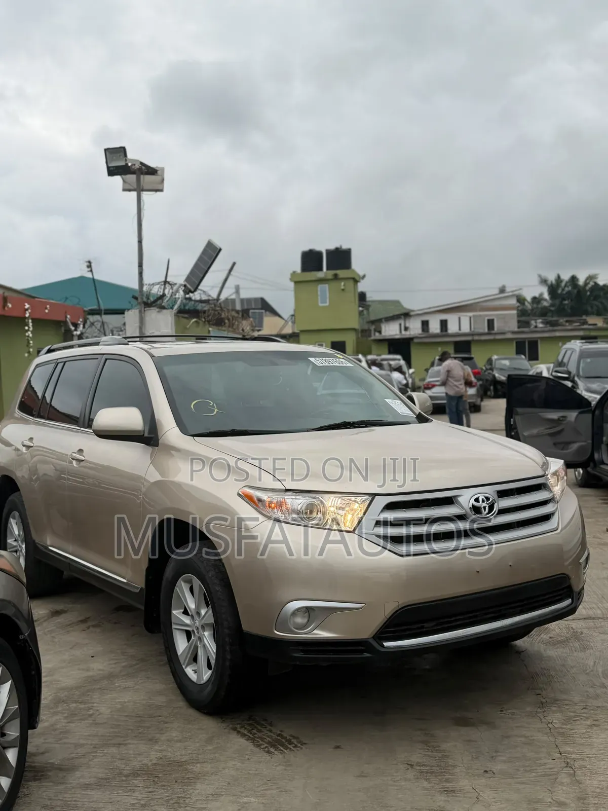 Toyota Highlander SE 2012 Gold