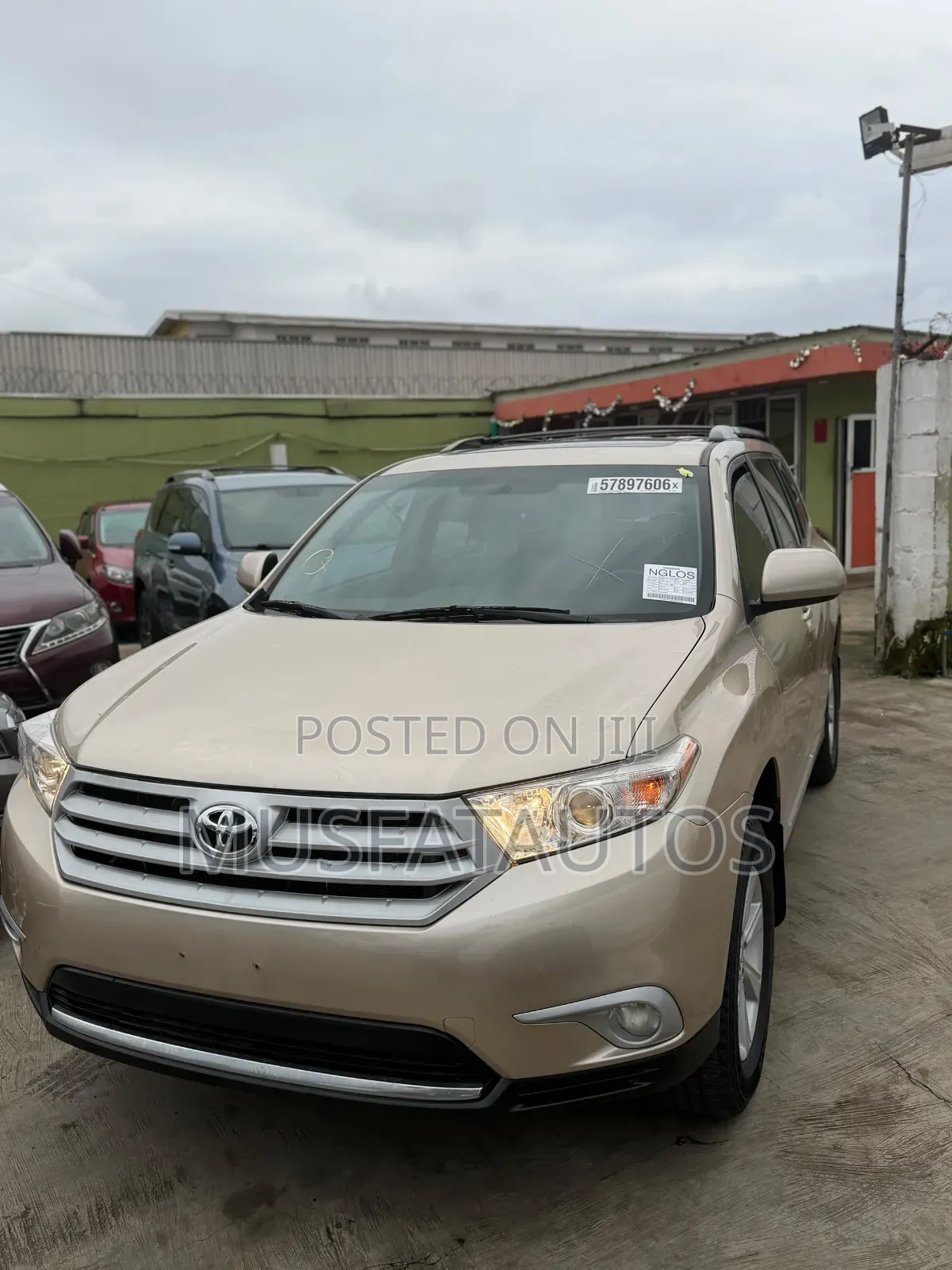 Toyota Highlander SE 2012 Gold