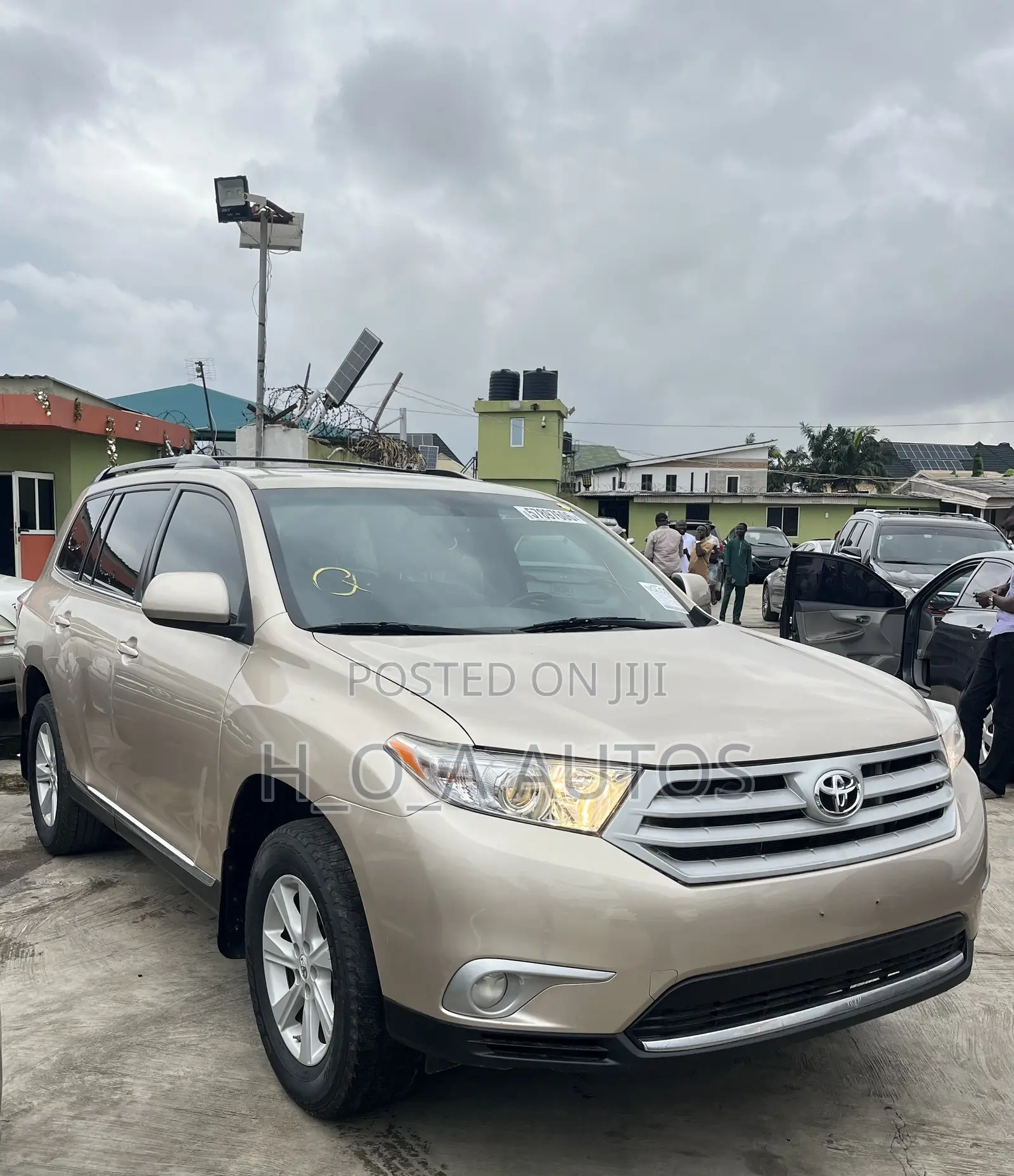 Toyota Highlander SE 2012 Gold