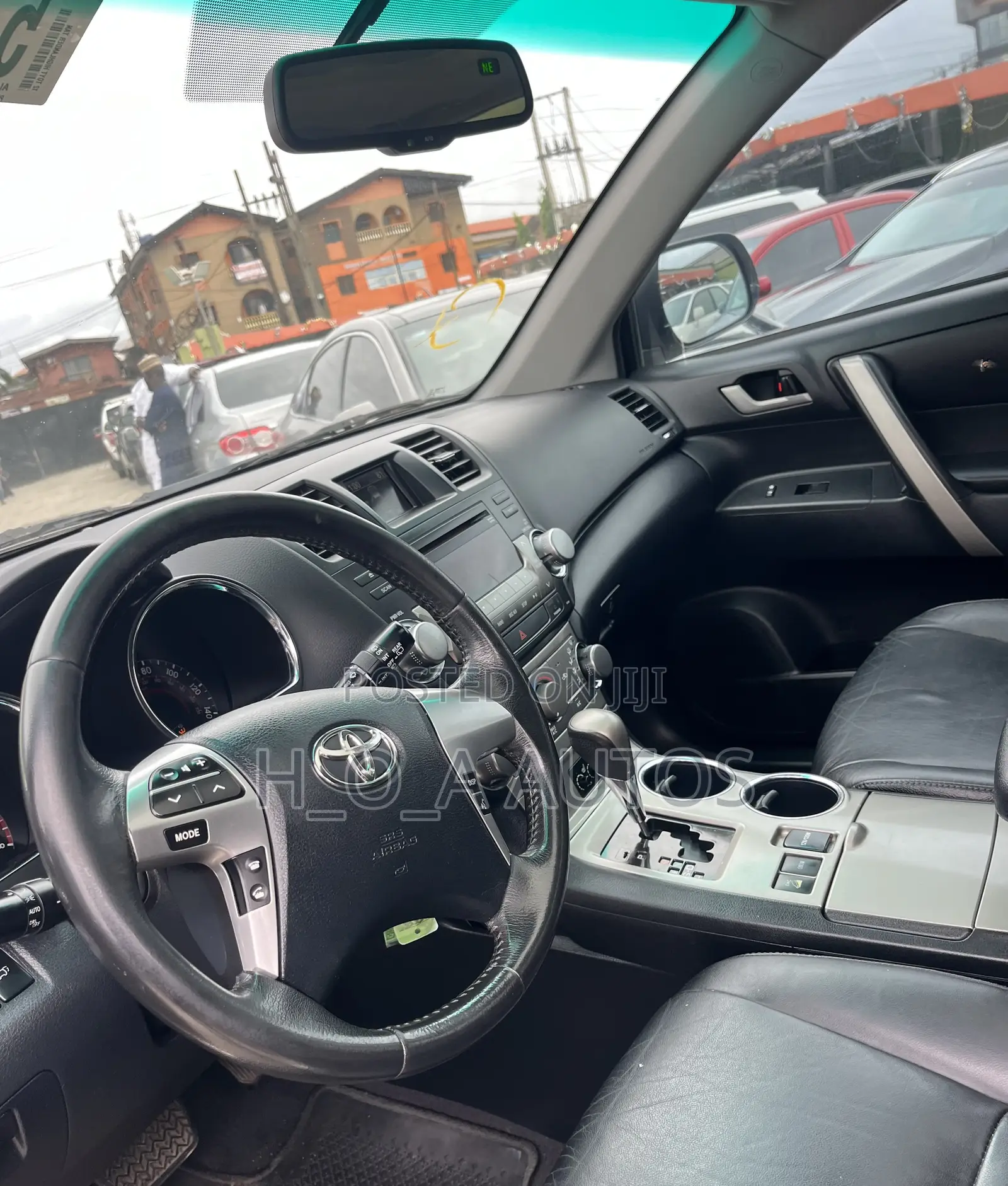 Toyota Highlander SE 2012 Gold