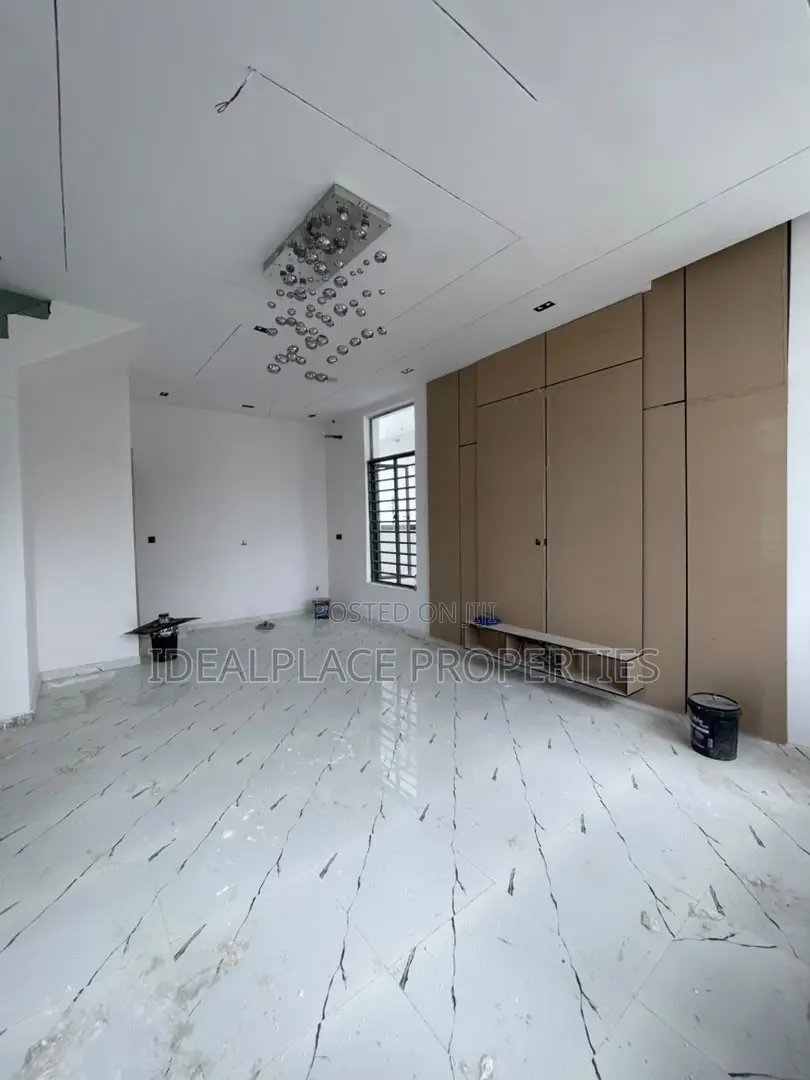 5bdrm Duplex in Ikota for sale