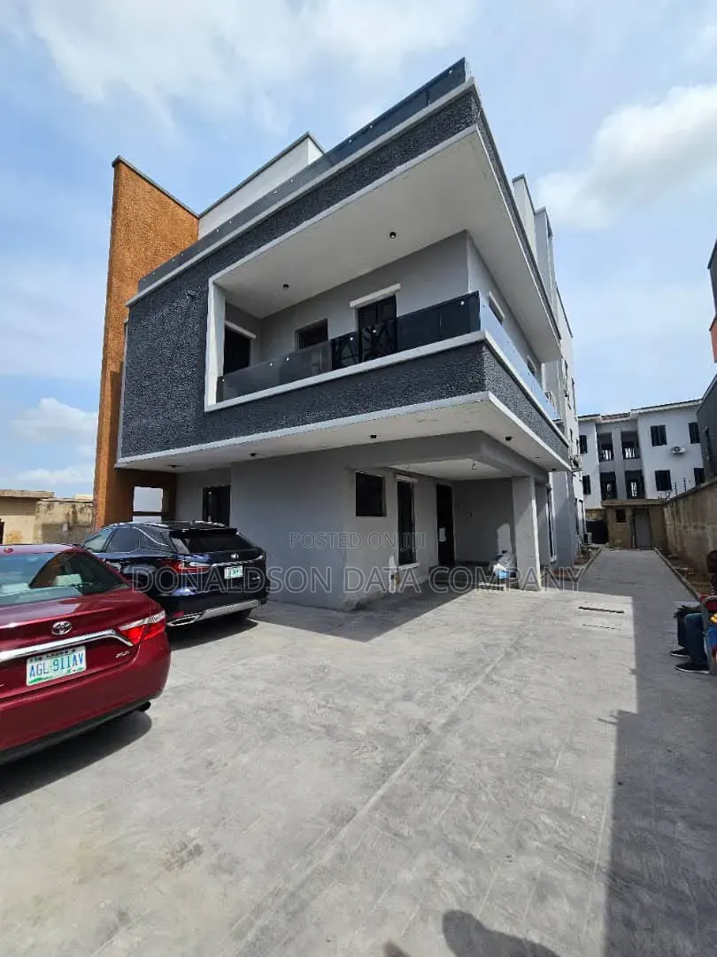 5bdrm Duplex in Ikeja Gra for sale