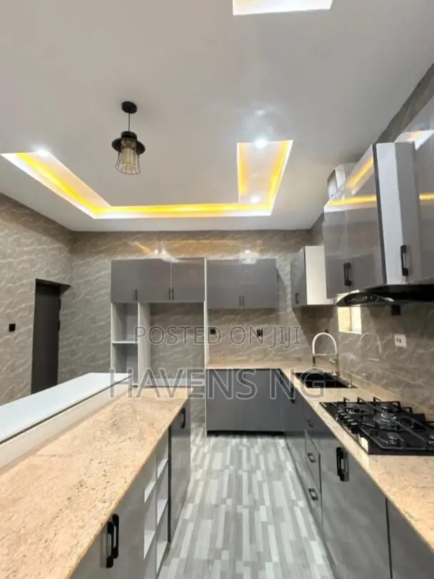 4bdrm Duplex in Ologuneru for sale