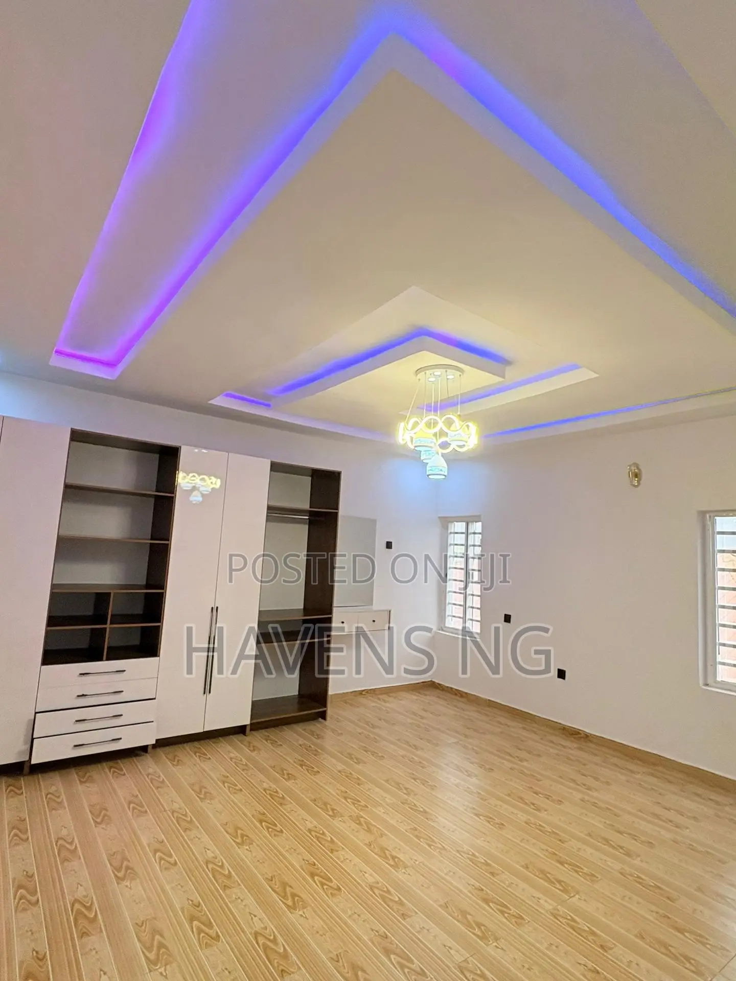 4bdrm Duplex in Ologuneru for sale