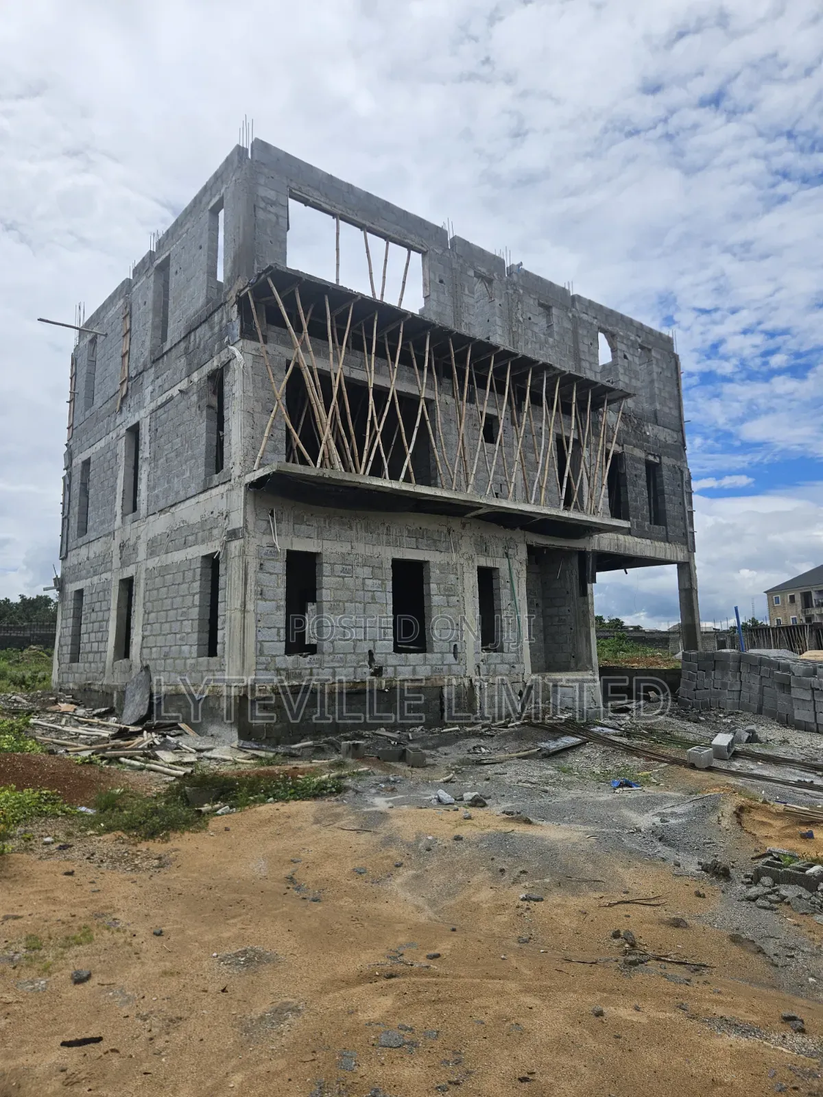 7bdrm Duplex in Karmo for sale
