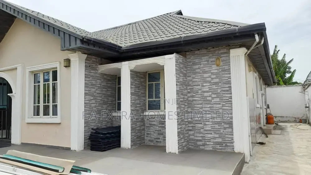 3bdrm Bungalow in Agric for sale