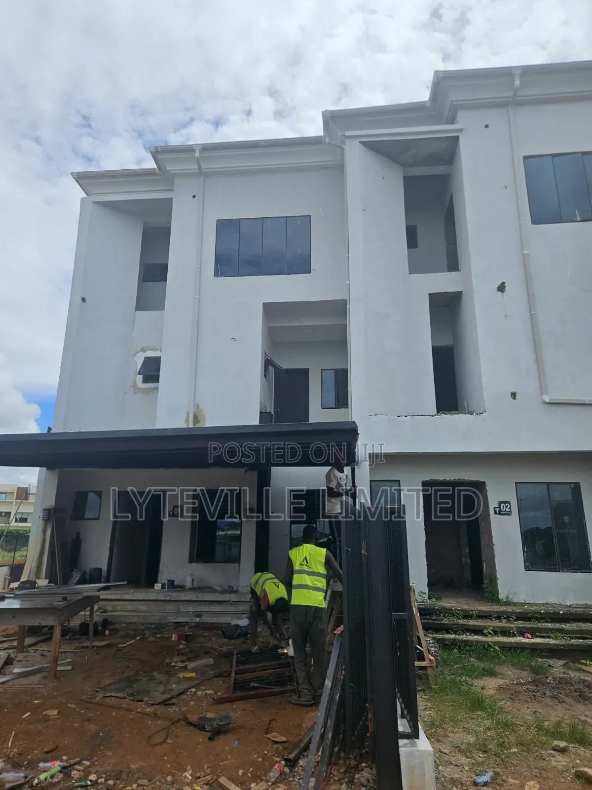 6bdrm Duplex in Karmo for sale