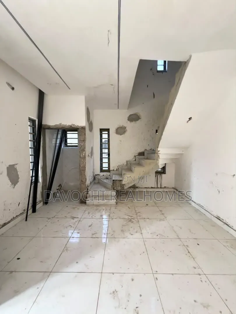 3bdrm Penthouse in Ikota for sale