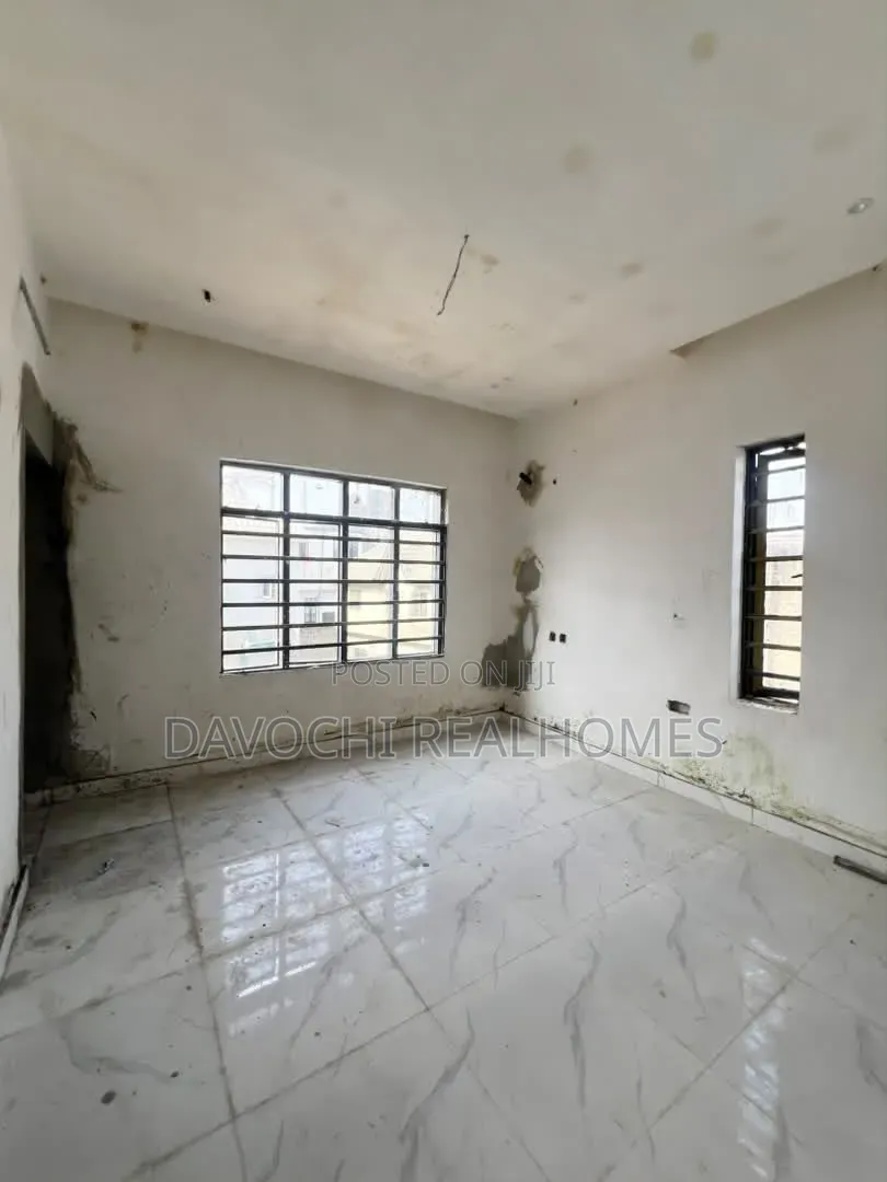 3bdrm Penthouse in Ikota for sale