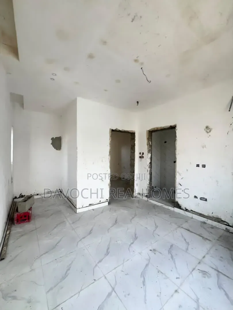 3bdrm Penthouse in Ikota for sale