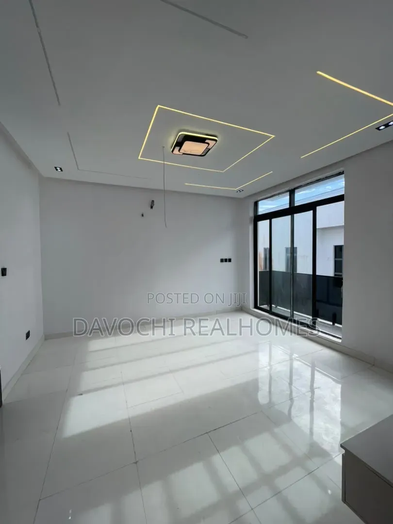 3bdrm Duplex in Ikota for sale