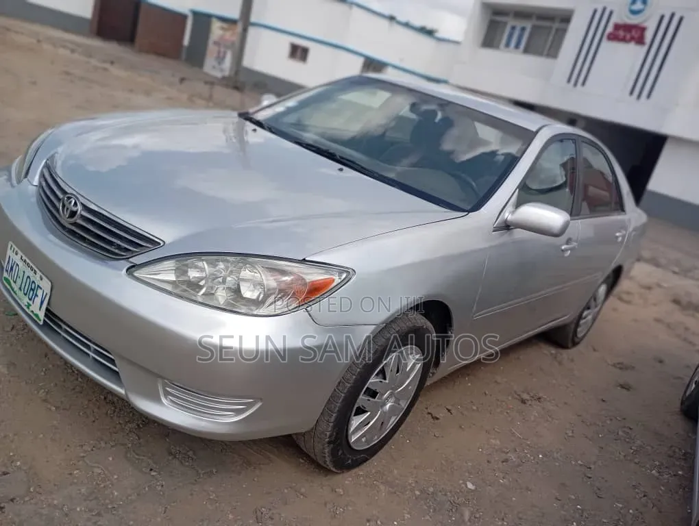 Toyota Camry LE 4dr Sedan (2.4L 4cyl 5M) 2003 Silver