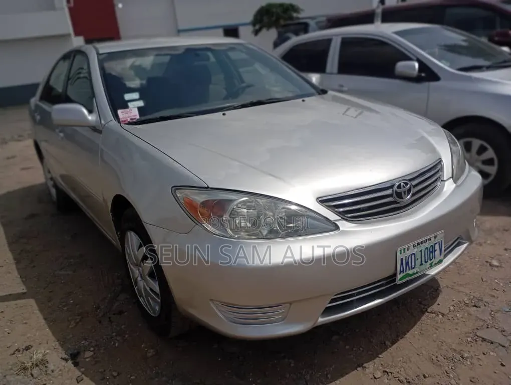 Toyota Camry LE 4dr Sedan (2.4L 4cyl 5M) 2003 Silver