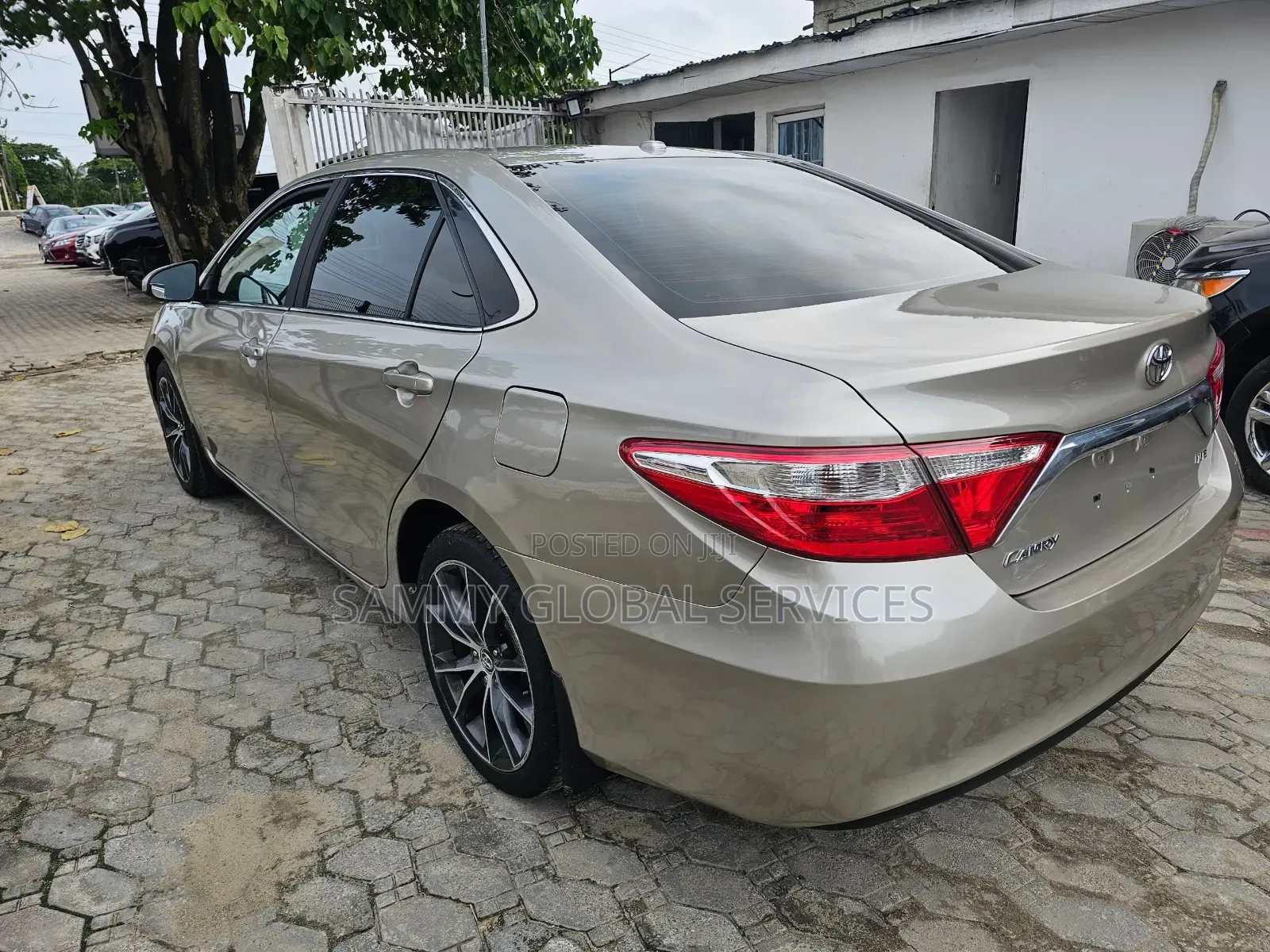 Toyota Camry LE 4dr Sedan (2.5L 4cyl 6A) 2015 Gold