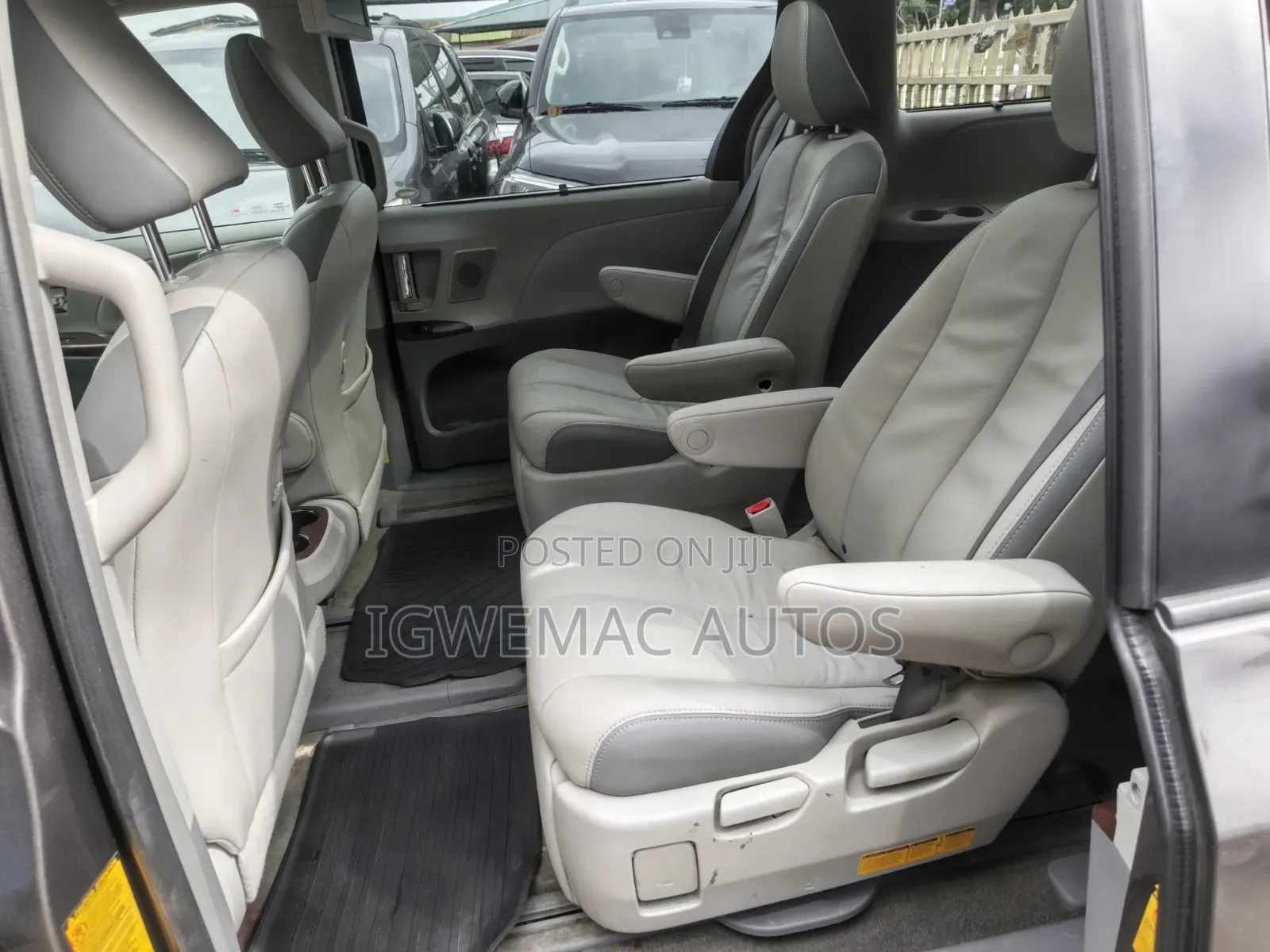 Toyota Sienna Limited 7-Passenger 4dr Minivan AWD (3.5L 6cyl 6A) 2014 Gray