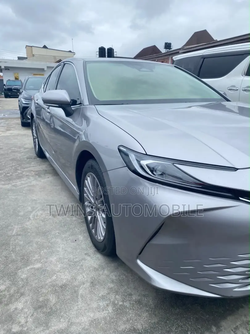 Toyota Camry SE 2025 Gray
