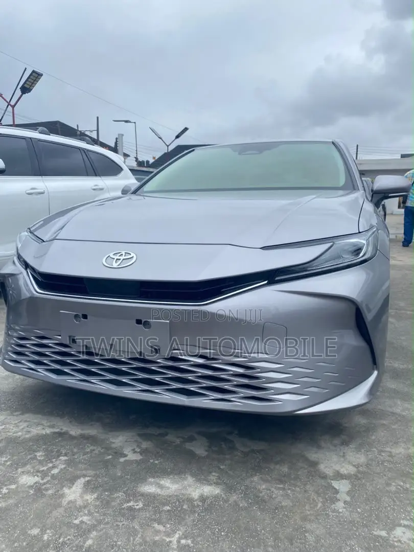 Toyota Camry SE 2025 Gray
