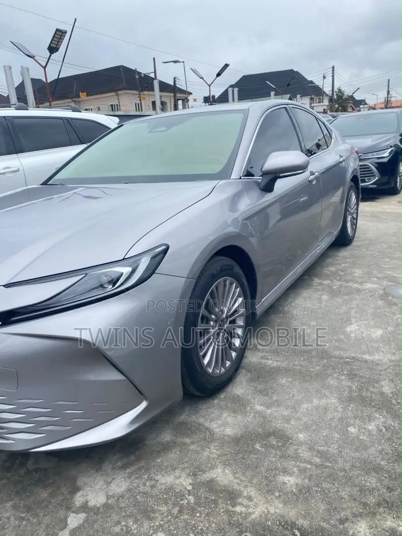 Toyota Camry SE 2025 Gray
