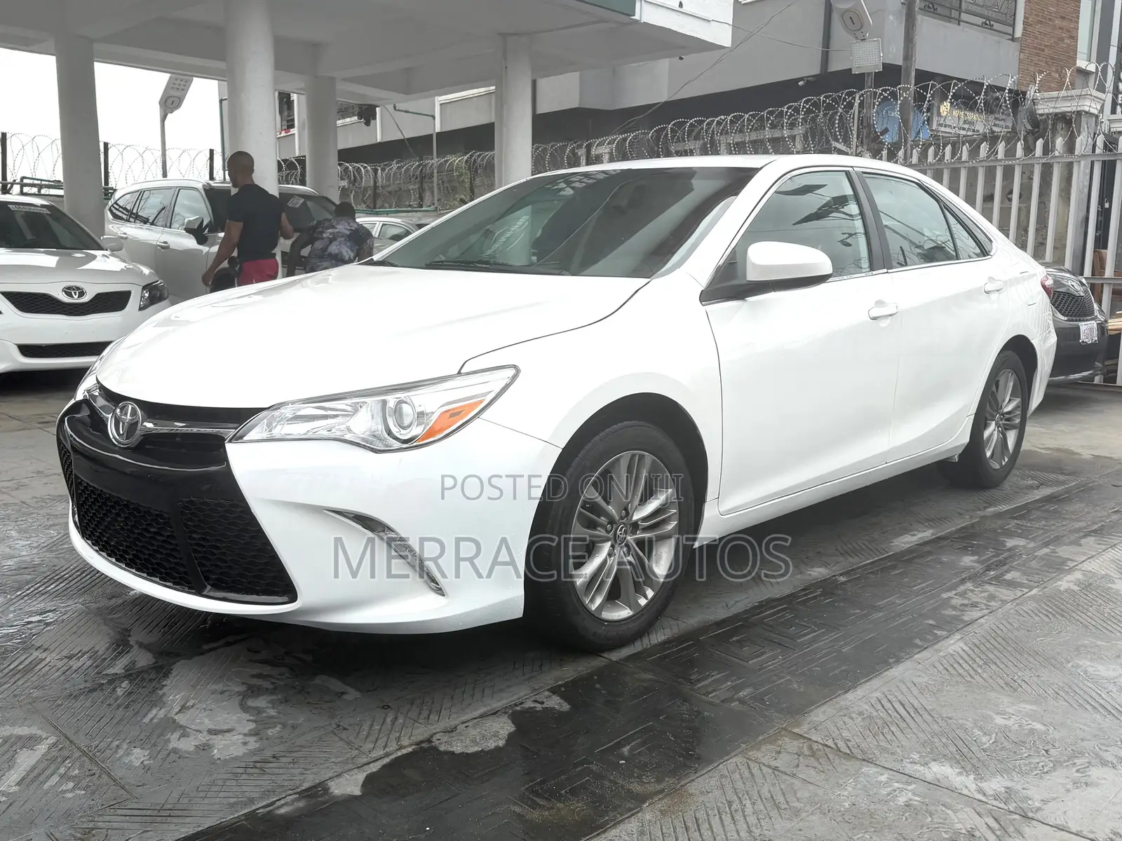 Toyota Camry SE 4dr Sedan (2.5L 4cyl 6A) 2017 White