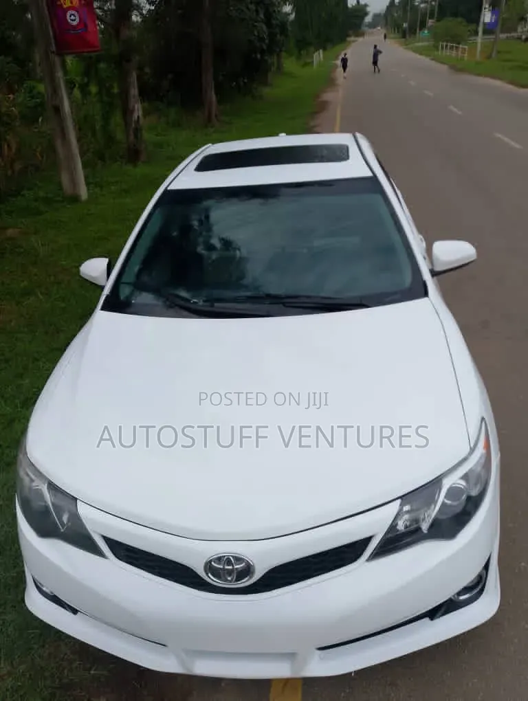 Toyota Camry SE Sport 4dr Sedan w/Prod. End 11/13 (2.5L 4cyl 6A) 2014 White 