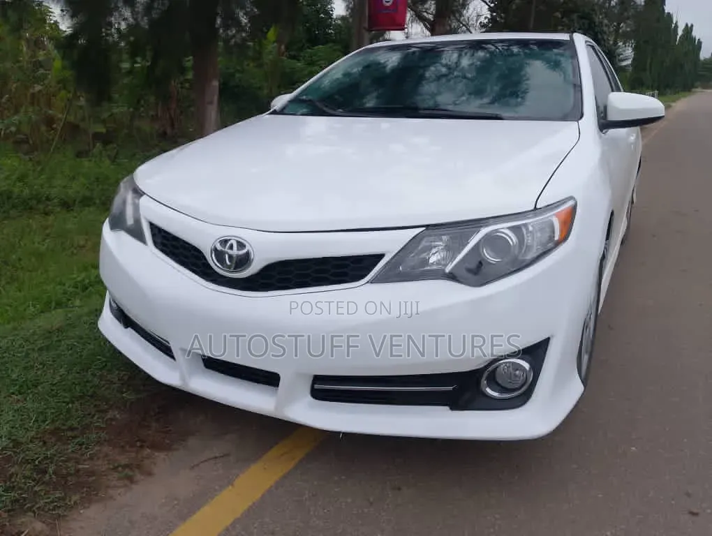 Toyota Camry SE Sport 4dr Sedan w/Prod. End 11/13 (2.5L 4cyl 6A) 2014 White 