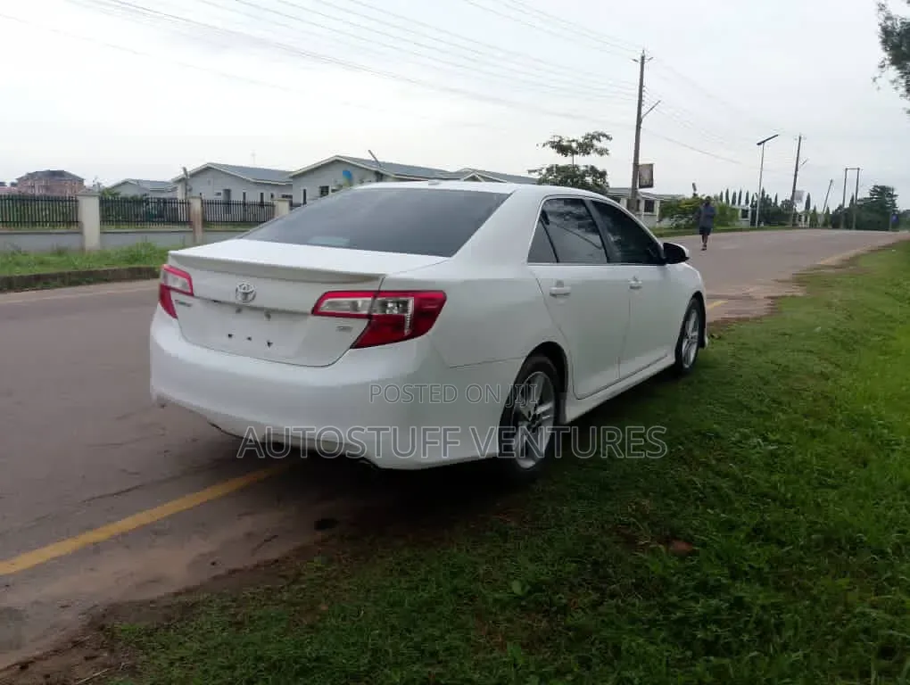 Toyota Camry SE Sport 4dr Sedan w/Prod. End 11/13 (2.5L 4cyl 6A) 2014 White 