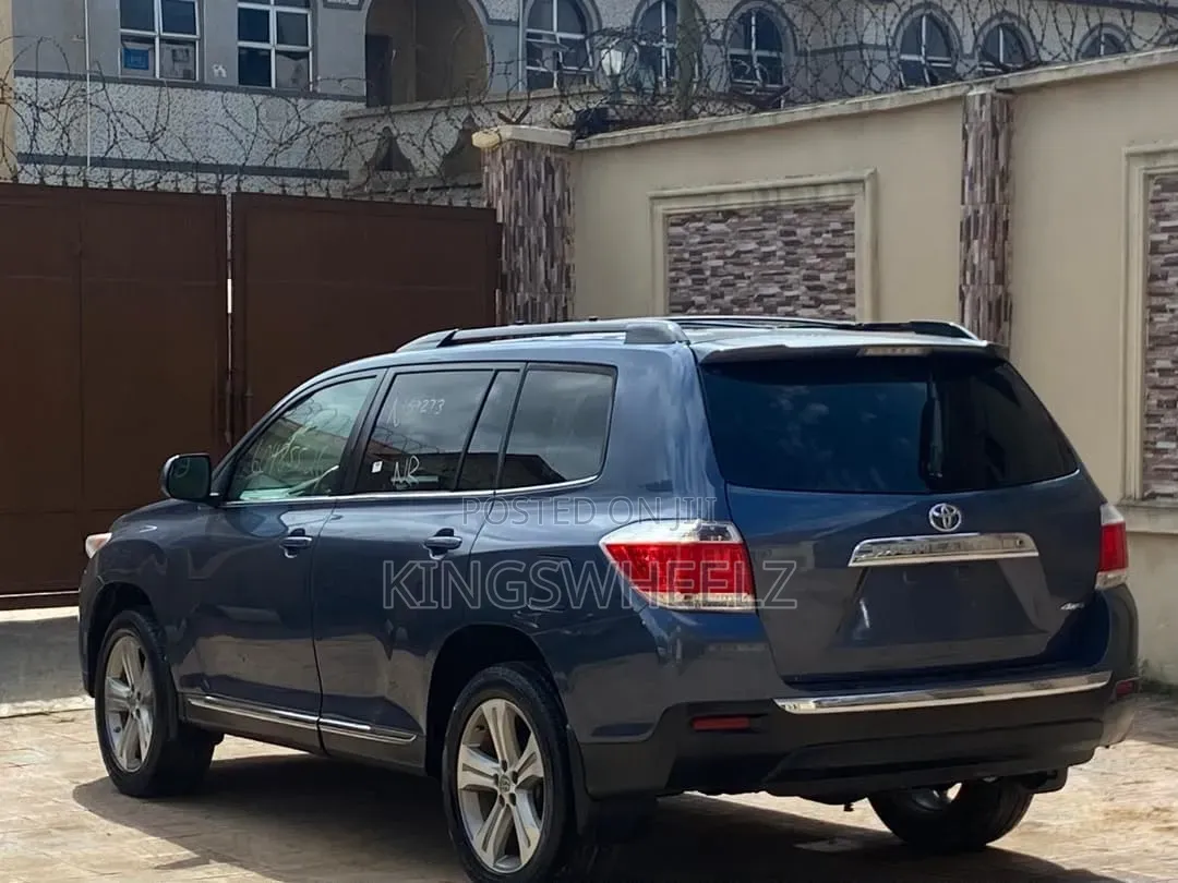 Toyota Highlander SE 3.5L 4WD 2013 Blue