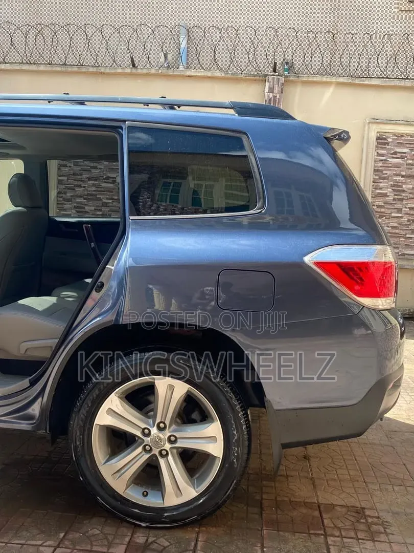 Toyota Highlander SE 3.5L 4WD 2013 Blue