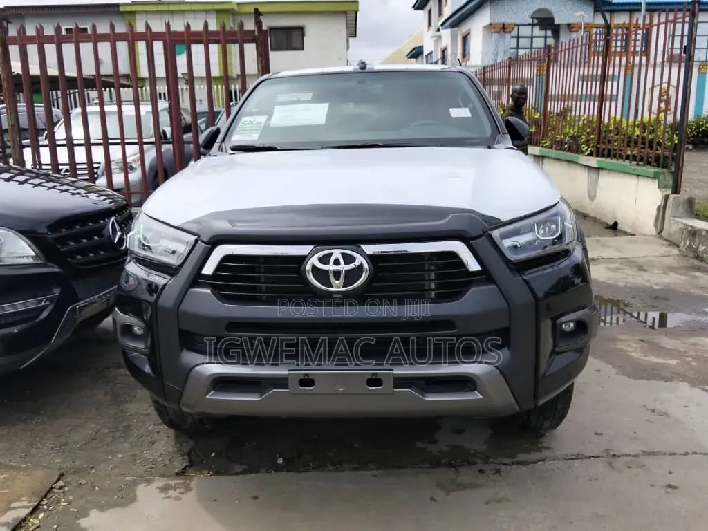 New Toyota Hilux SR5+ 2026 Black