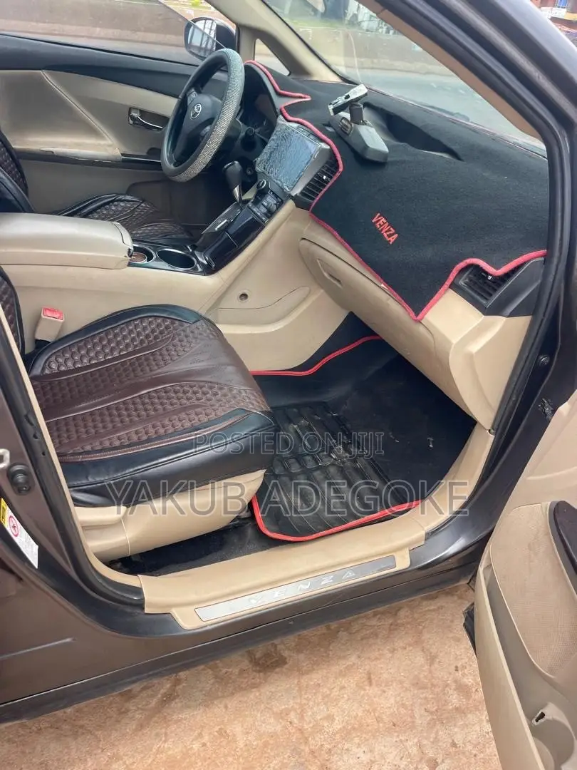 Toyota Venza LE 2012 Gray