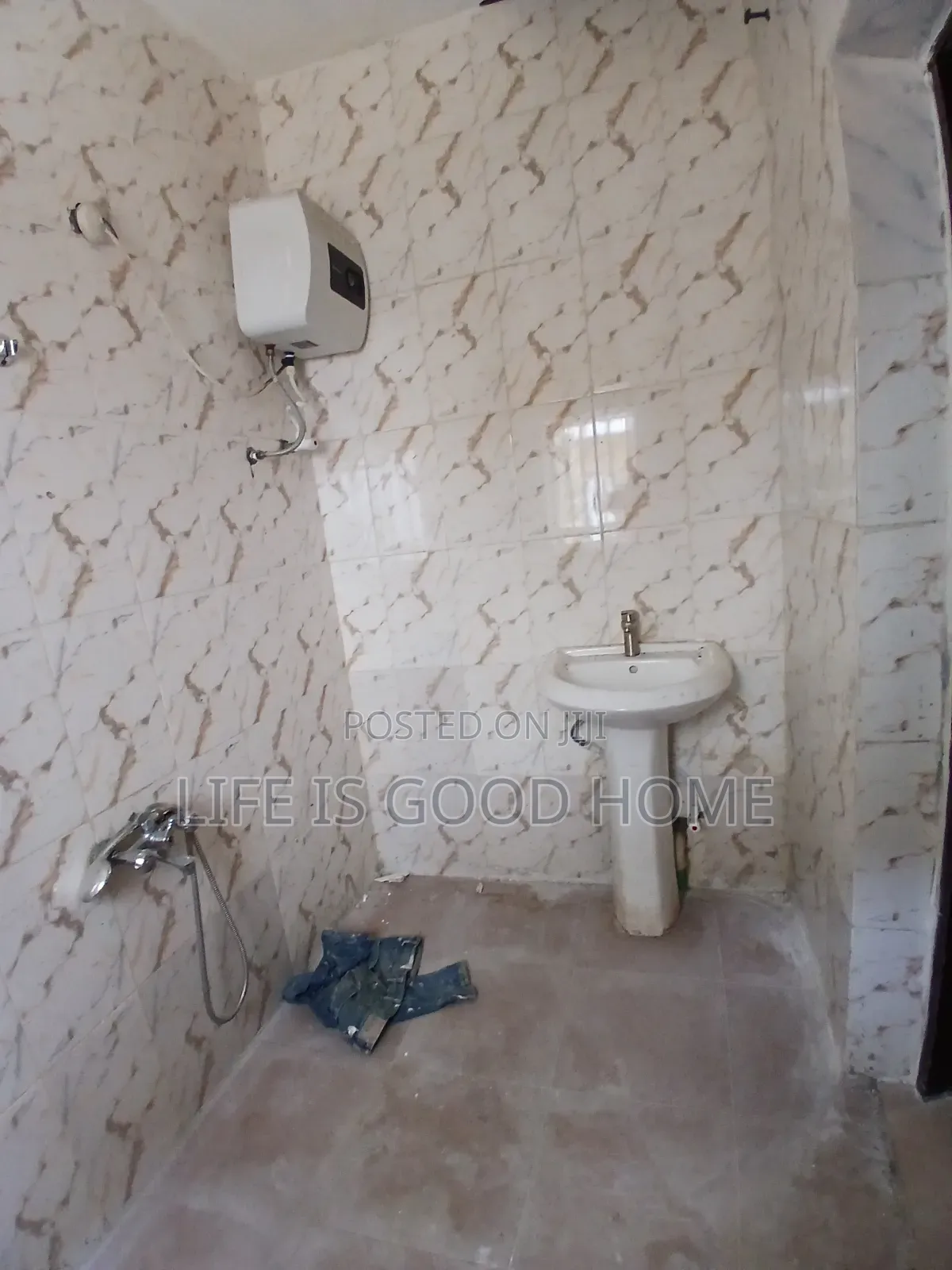 1bdrm Shared Apartment in Atlantic Boulevard, Chevron for rent