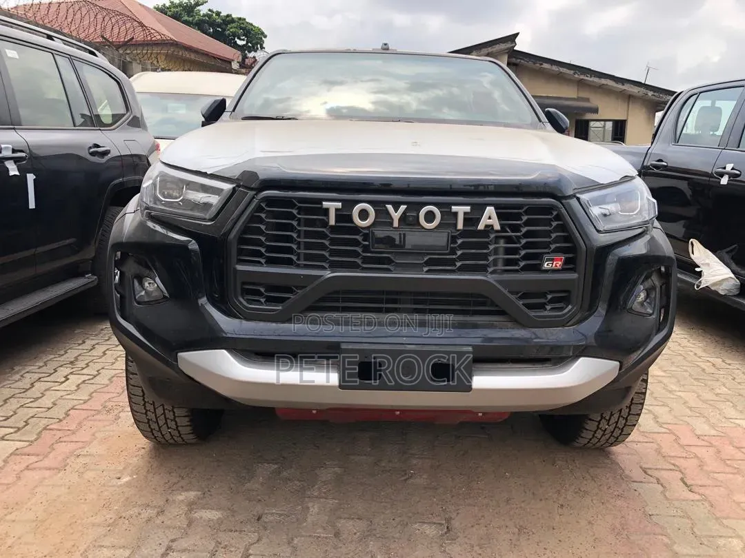 New Toyota Hilux 2025 Black