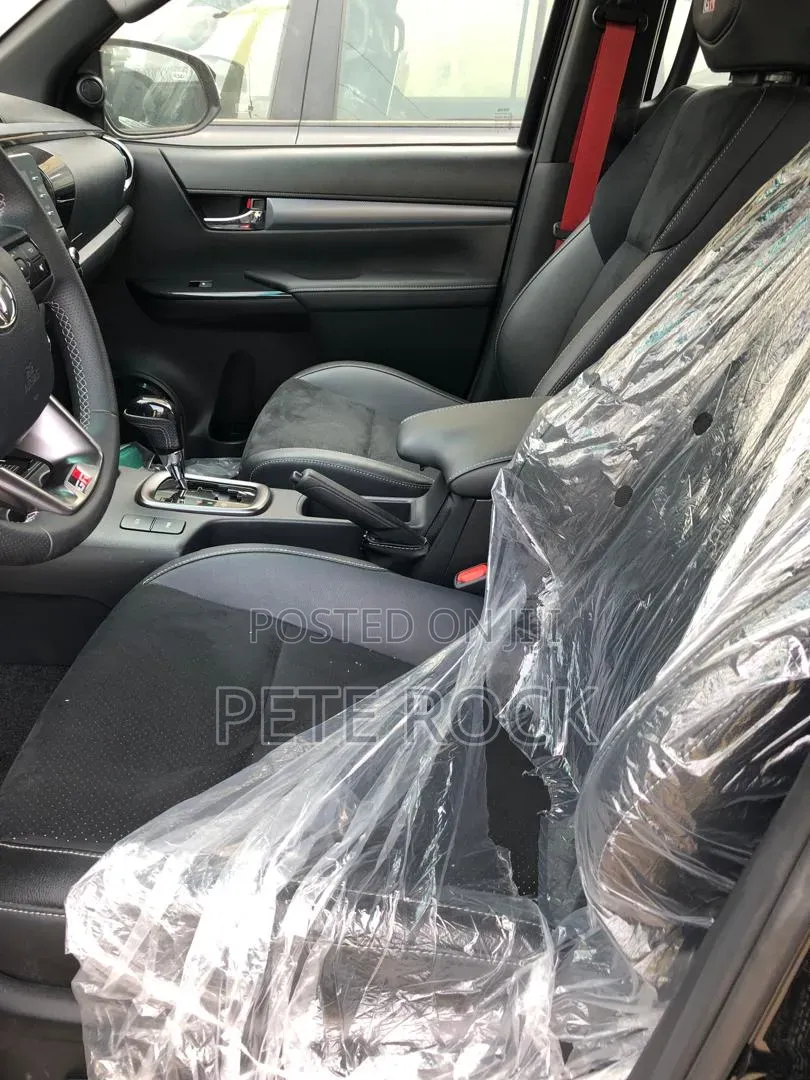 New Toyota Hilux 2025 Black