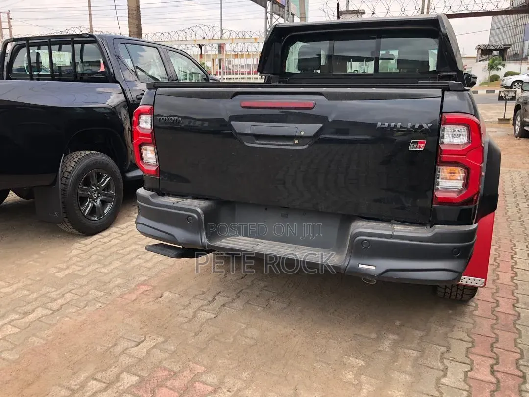 New Toyota Hilux 2025 Black