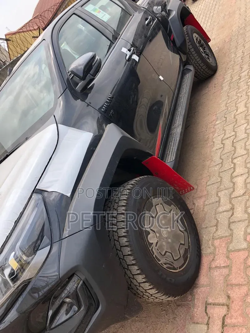 New Toyota Hilux 2025 Black