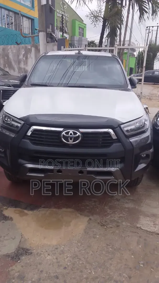 New Toyota Hilux 2025 Gray
