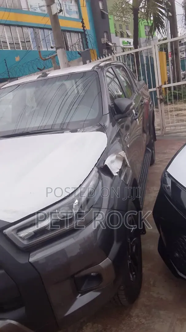 New Toyota Hilux 2025 Gray