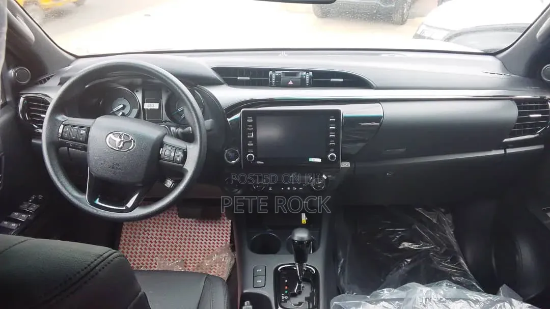 New Toyota Hilux 2025 Gray