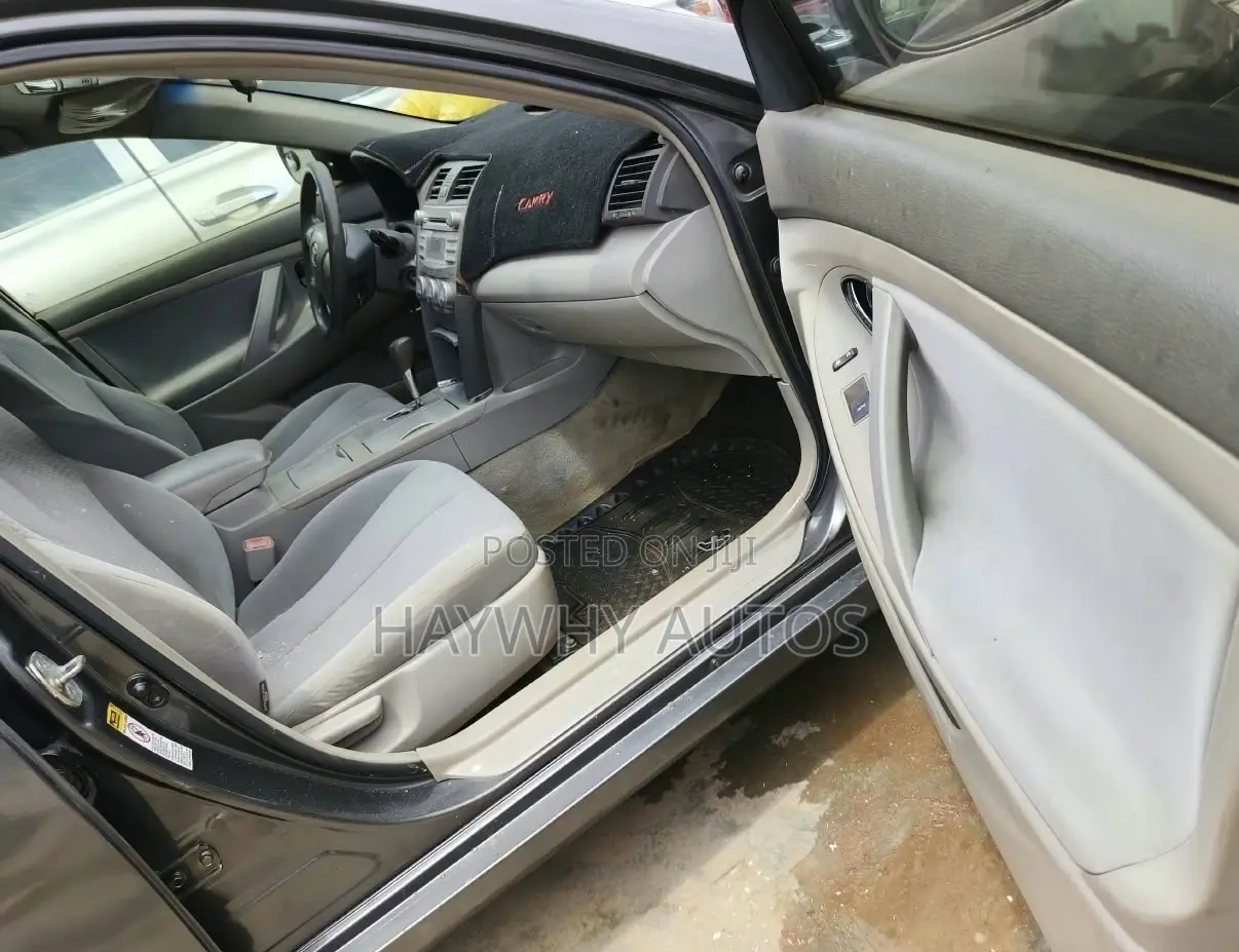 Toyota Camry LE 4dr Sedan (2.5L 4cyl 6AM) 2010 Gray