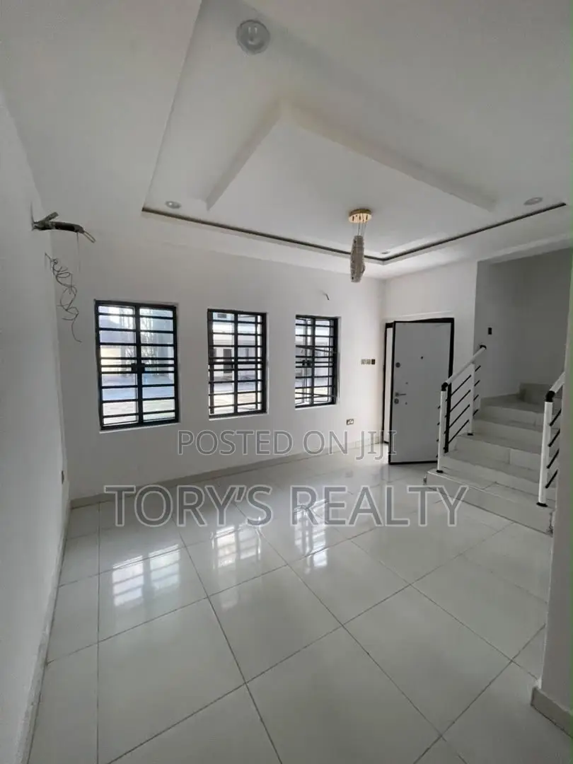 2bdrm Townhouse/Terrace in Lekki Phase 2 for sale