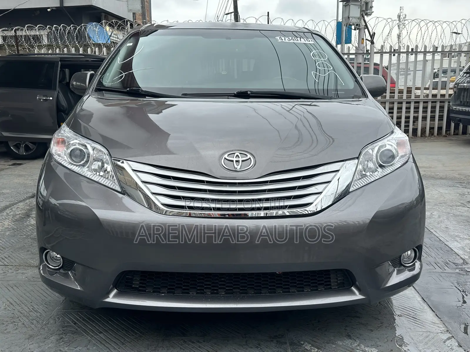 Toyota Sienna XLE 8 Passenger (3.5L 6cyl 6A) 2016 Gray