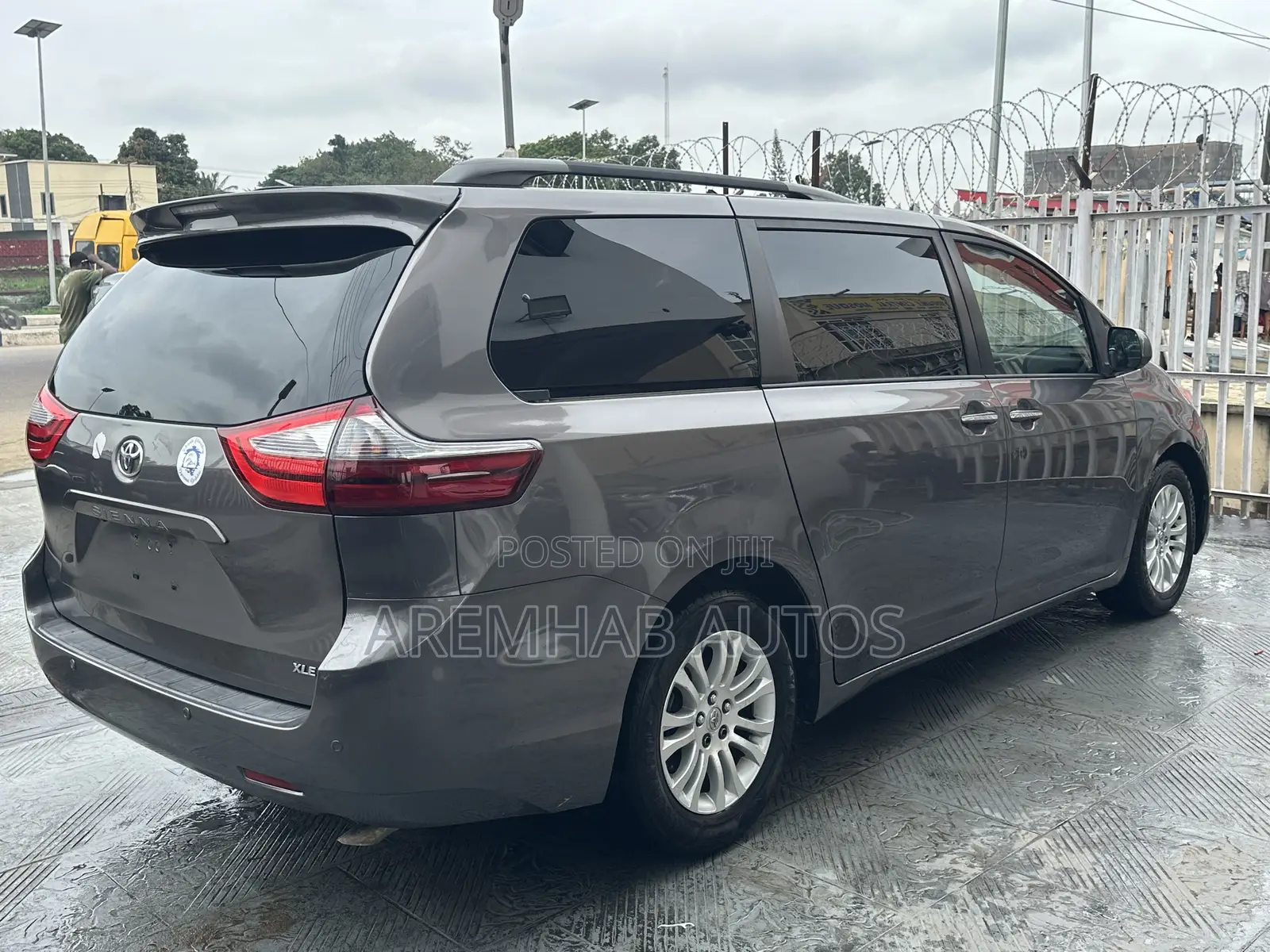 Toyota Sienna XLE 8 Passenger (3.5L 6cyl 6A) 2016 Gray