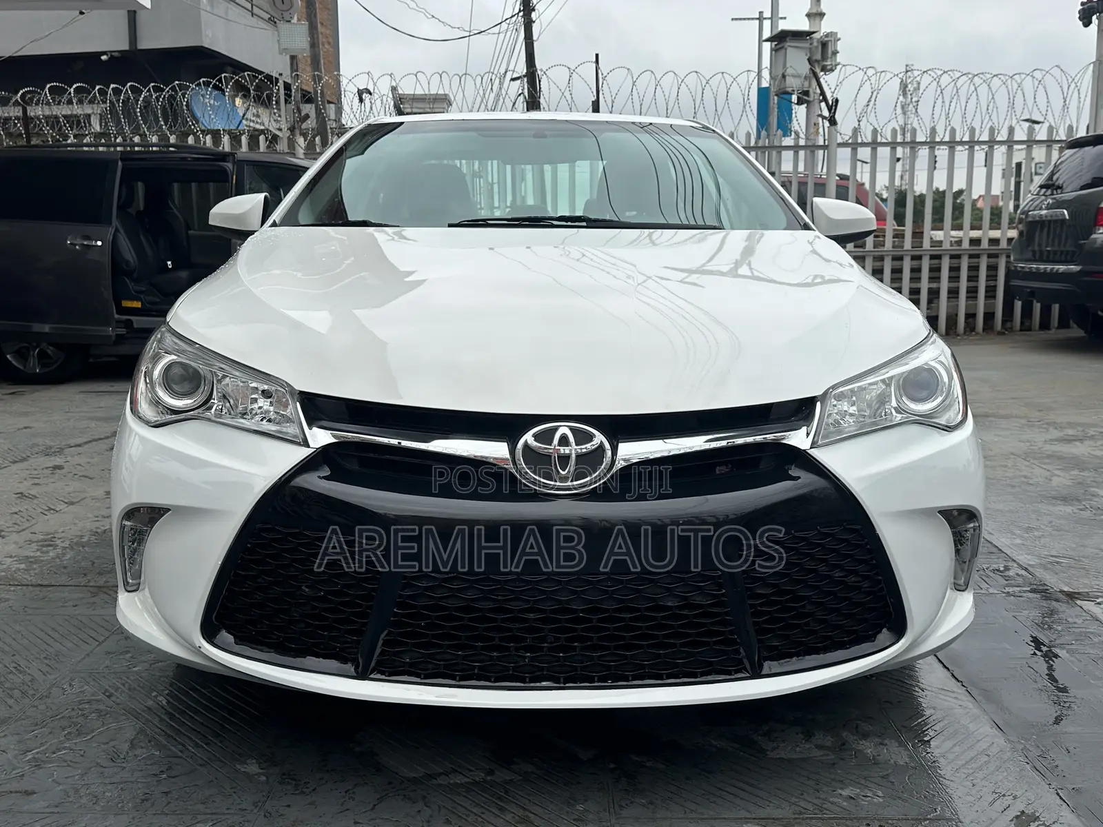 Toyota Camry SE 4dr Sedan (2.5L 4cyl 6A) 2017 Off white