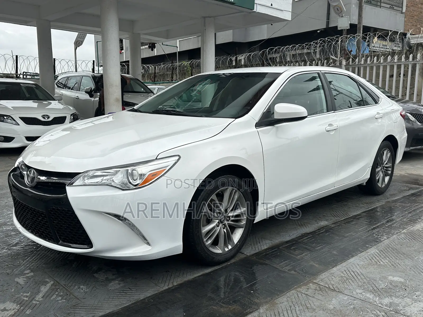 Toyota Camry SE 4dr Sedan (2.5L 4cyl 6A) 2017 Off white