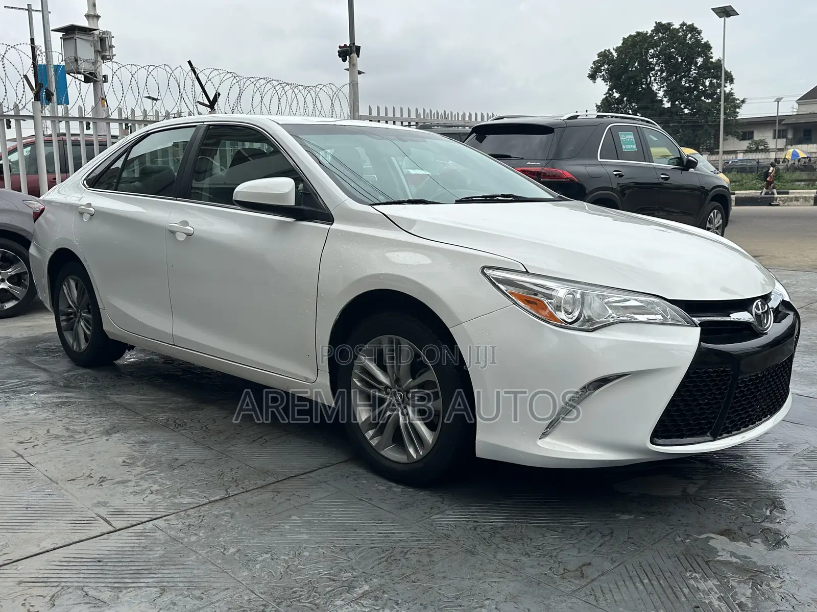 Toyota Camry SE 4dr Sedan (2.5L 4cyl 6A) 2017 Off white