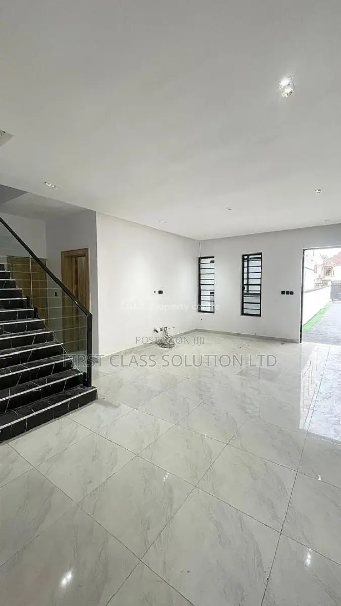 4bdrm Duplex in Chevron Drive, for sale