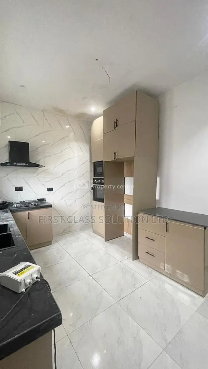 4bdrm Duplex in Chevron Drive, for sale