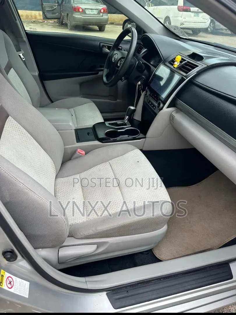 Toyota Camry LE 4dr Sedan (2.5L 4cyl 6A) 2012 Silver