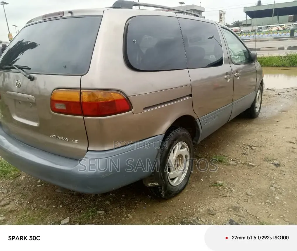 Toyota Sienna 2000 Gold