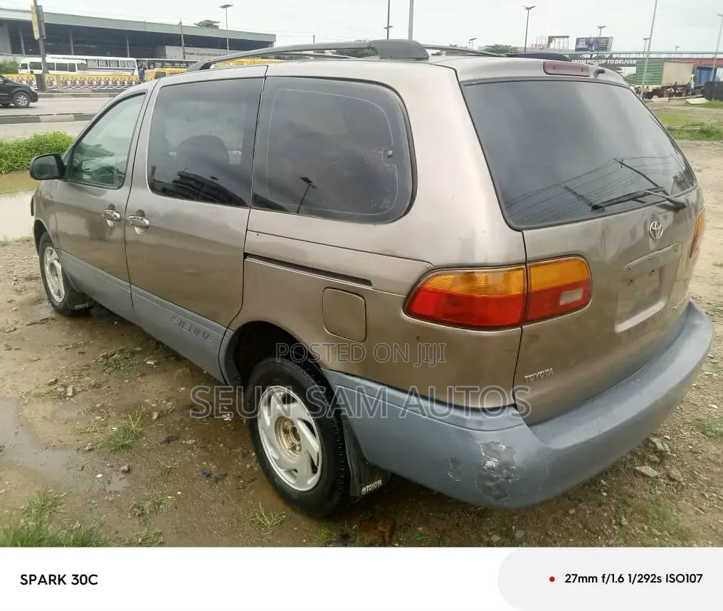 Toyota Sienna 2000 Gold
